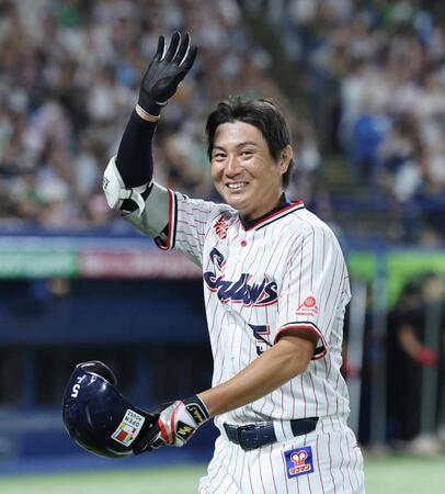 　７回に代打で出場、ファンに手を振る川端
