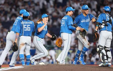 　ロッテに勝利をあげ、タッチを交わす日本ハムナイン（撮影・中島達哉）