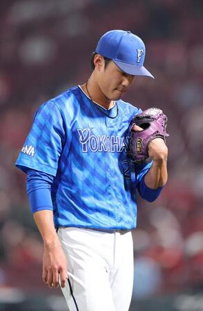 　７回、ピンチを招いたところで降板を告げられ、うつむいてベンチに下がる藤浪（撮影・市尻達拡）