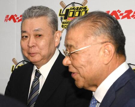 　現役時代を振り返る掛布雅之氏（右）を見つめる江川卓氏（撮影・堀内翔）