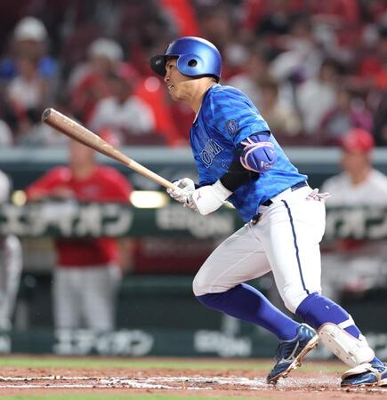 　７回、左前タイムリーを放つ桑原（撮影・市尻達拡）