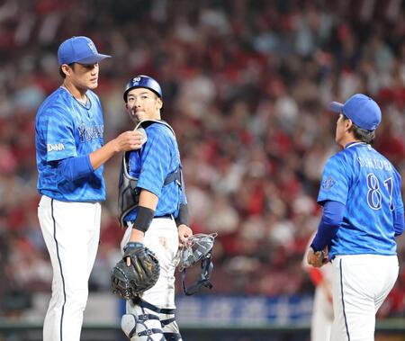 　７回、ピンチを招き、三浦監督に降板を告げられる藤浪（撮影・市尻達拡）