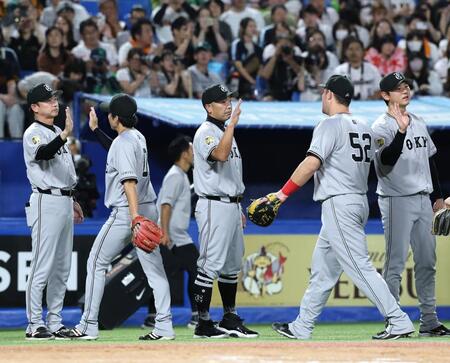 　ヤクルトと引き分け、ナインを迎える阿部監督（中央）