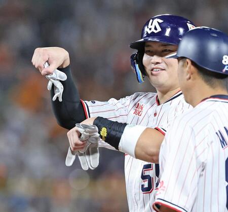 ヤクルト・村上　高津監督から「ムネ、アメリカに行くのか？」にうなずく　マイク挨拶でファンどよめく