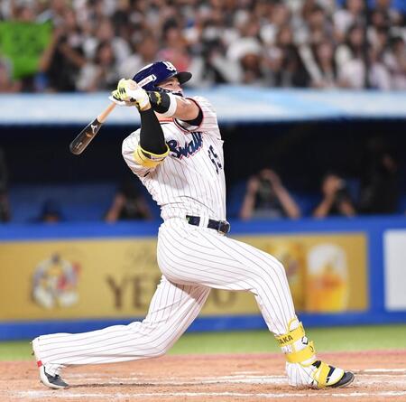 　１２回、中飛に倒れた村上（撮影・開出牧）