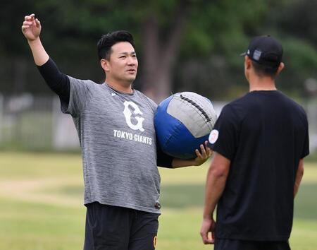 　試合前の練習で内海投手コーチ（右）と言葉を交わす田中将（撮影・開出牧）