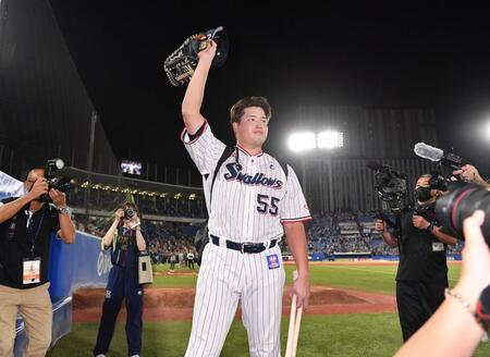 　試合後、スタンドのファンの声援に応える村上（撮影・開出牧）