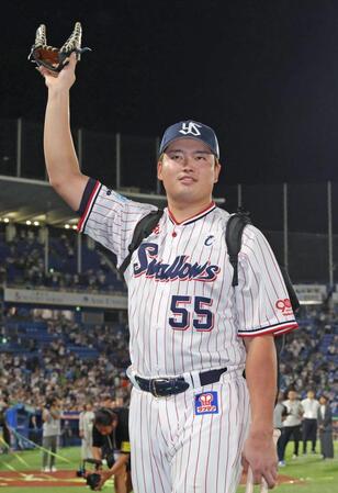 　ファンに手を振り、球場を後にする村上
