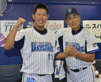 　通算１００セーブを達成し中畑清監督とポーズを決めるＤｅＮＡ・山口俊＝２０１２年