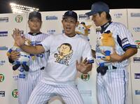 　筒香嘉智（左）、三浦大輔（右）とお立ち台に立ち、通算１００セーブ達成記念Ｔシャツ姿でポーズを決めるＤｅＮＡ・山口俊（横浜、２０１２年９月）