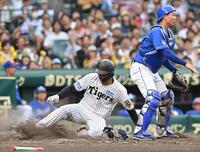 　５回、佐藤輝の左前打と相手守備の乱れで生還を果たす森下（撮影・西田忠信）