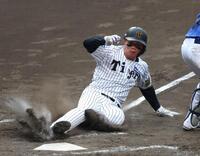 　５回、細川の悪送球の間に同点の生還を果たす森下（撮影・北村雅宏）