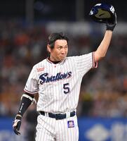 　７回、代打で左飛に倒れたが、スタンドからの温かい拍手に応える川端（撮影・開出牧）