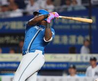 　７回、同点右犠飛を放つレイエス（撮影・中島達哉）