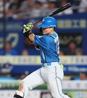 　７回、右前打を放つ清宮幸（撮影・中島達哉）