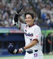 　７回に代打で出場、ファンに手を振る川端