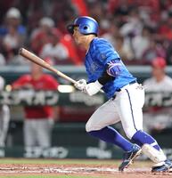 　７回、左前タイムリーを放つ桑原（撮影・市尻達拡）