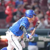 　１回、左前打を放つ筒香（撮影・市尻達拡）