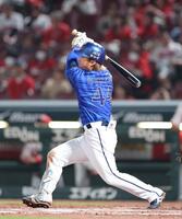 　８回、右前２点タイムリーを放つ石上（撮影・市尻達拡）