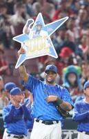 　５回を終え、通算１０００試合出場の記念ボードを掲げるビシエド（撮影・市尻達拡）