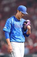 　７回、ピンチを招いたところで降板を告げられ、うつむいてベンチに下がる藤浪（撮影・市尻達拡）