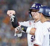 　１回、適時打を放ちポーズをとる村上