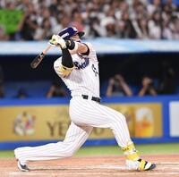 　１２回、中飛に倒れた村上（撮影・開出牧）