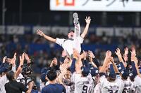 　試合後のセレモニーでナインに胴上げされる高津監督（撮影・開出牧）