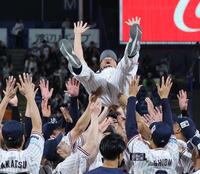 　セレモニーを終え、胴上げされる川端