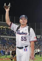 　ファンに手を振り、球場を後にする村上