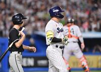 　８回、申告敬遠される村上（撮影・開出牧）