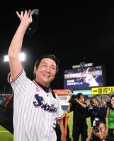 　ファンの声援に応えながらグラウンドを引き揚げる川端