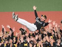 　リーグ連覇を決め胴上げされる小久保監督＝２７日
