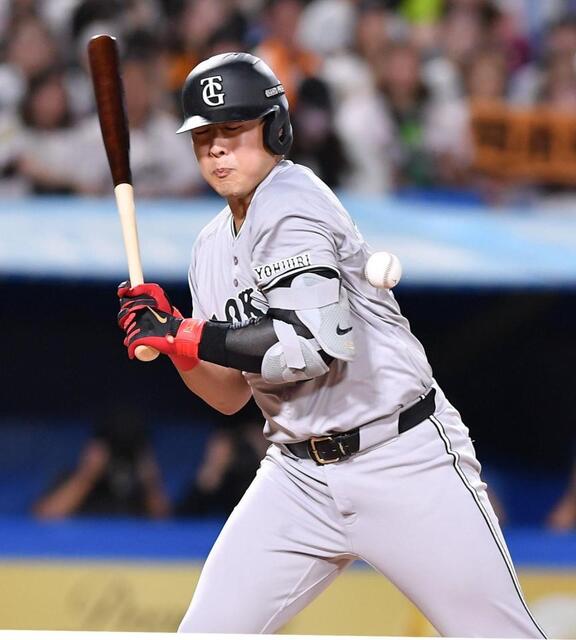 巨人・岡本和真が死球で苦笑い 前回頭部死球の奥川が再び左腕付近に