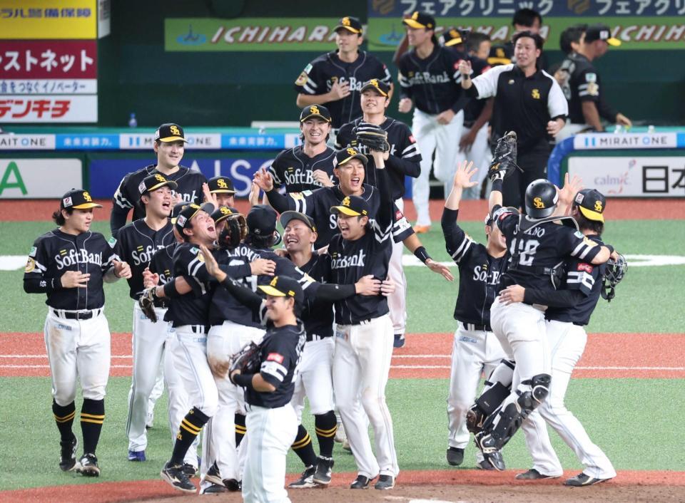 　連覇に歓喜するソフトバンクナイン（撮影・吉澤敬太）