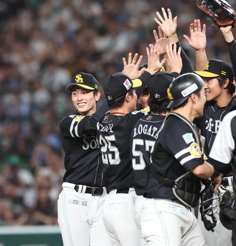 　連覇に喜ぶ周東（撮影・佐々木彰尚）