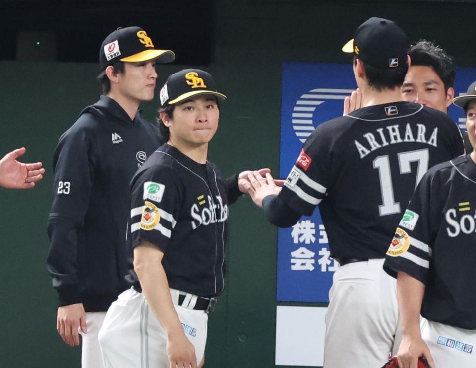 　先発の有原（右）を出迎える周東（左奥）＝撮影・吉澤敬太