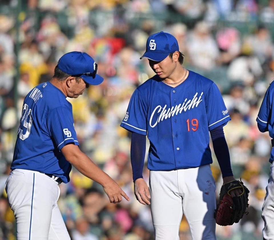 　７回、井上監督（左）から交代を告げられる高橋宏（撮影・西田忠信）