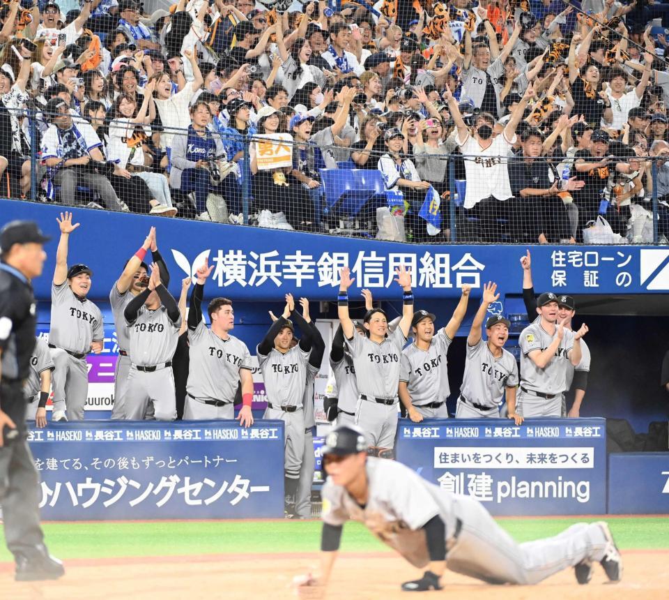 　９回、佐々木の適時打で中山（手前）が逆転の生還をし、沸き上がる巨人ナイン（撮影・持木克友）