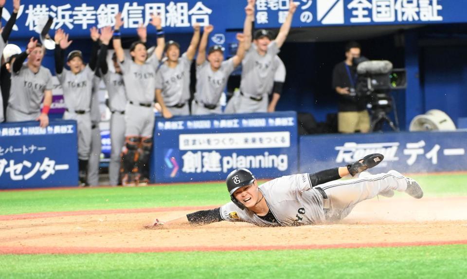 　９回、佐々木の右前適時打で生還する中山（撮影・持木克友）