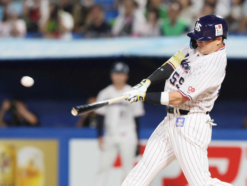 　１回、逆転２ランを放つ村上（撮影・石井剣太郎）