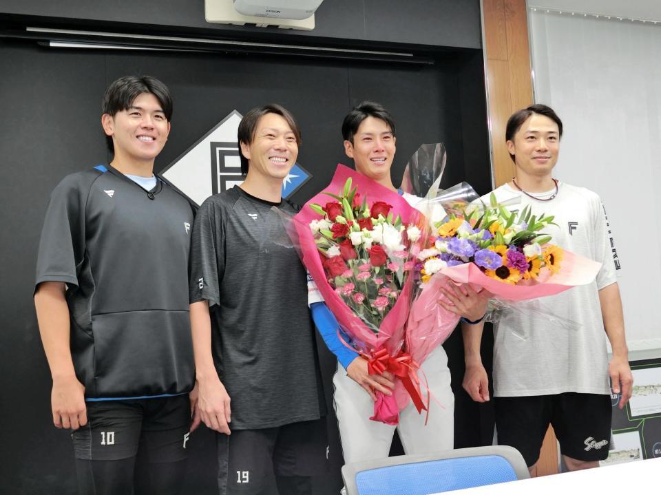 　引退会見後に花束を贈られ、笑顔を見せる若林（右から２人目）と、右から中島、（１人おいて）宮西、清水優