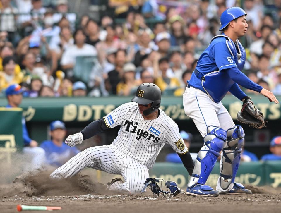 　５回、佐藤輝の左前打と相手守備の乱れで生還を果たす森下（撮影・西田忠信）