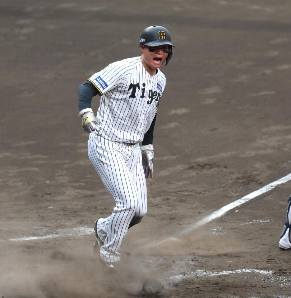 　５回、細川の悪送球の間に同点の生還を果たし、ほえる森下（撮影・北村雅宏）