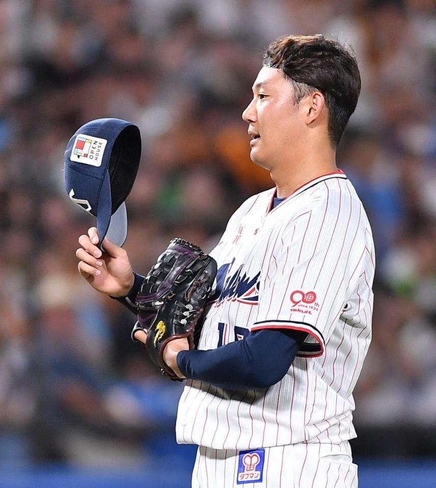 　４回、岡本に死球を当て帽子を取る奥川（撮影・開出牧）