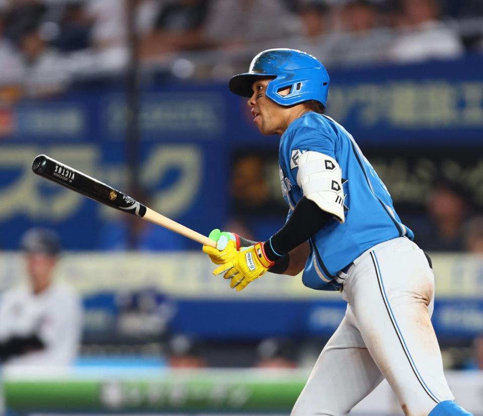 　８回、左前打を放つ水谷（撮影・中島達哉）