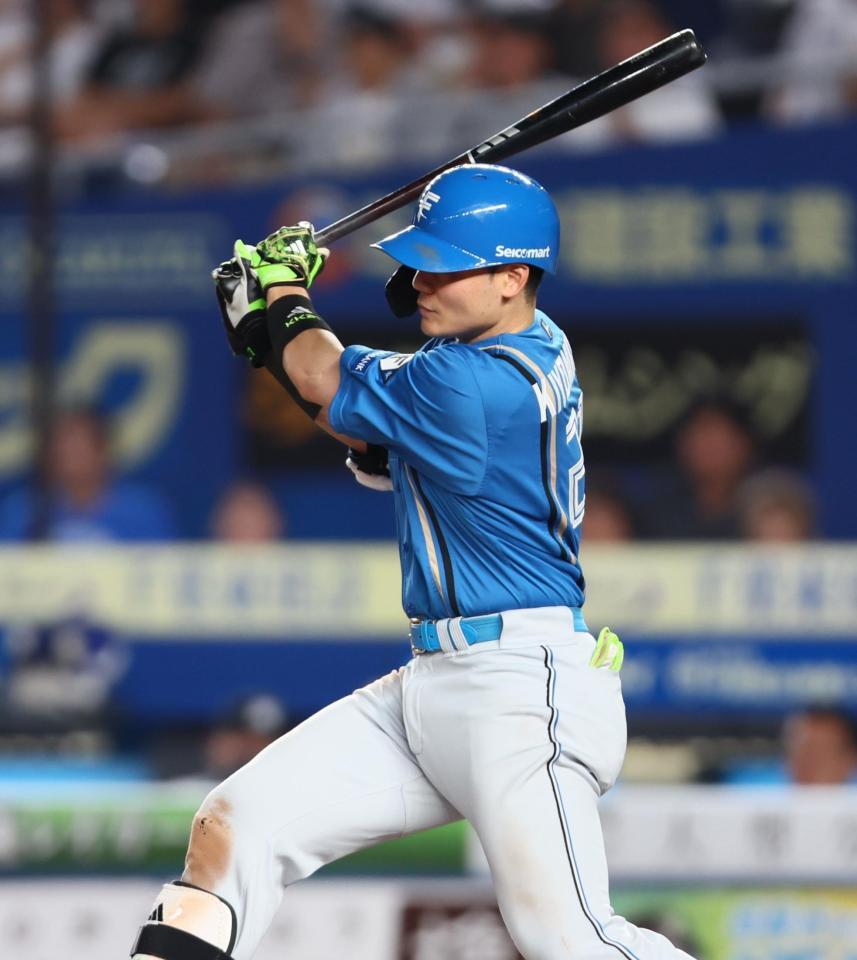 　７回、右前打を放つ清宮幸（撮影・中島達哉）