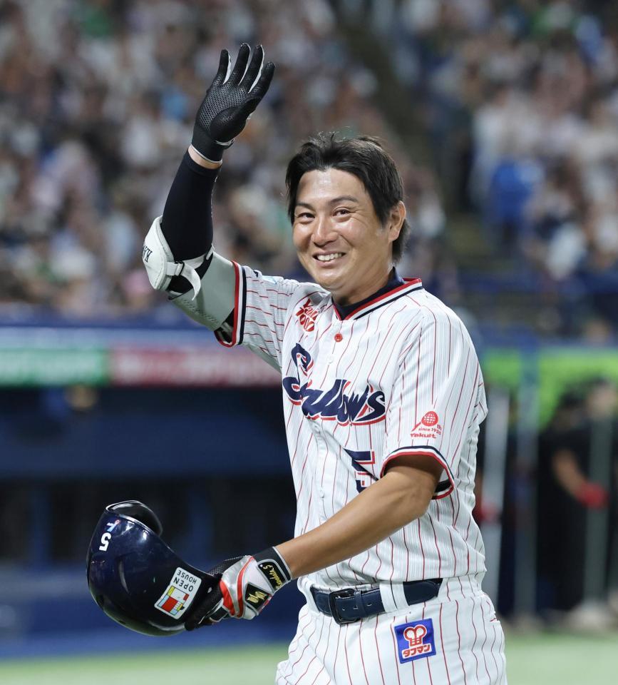 　７回に代打で出場、ファンに手を振る川端