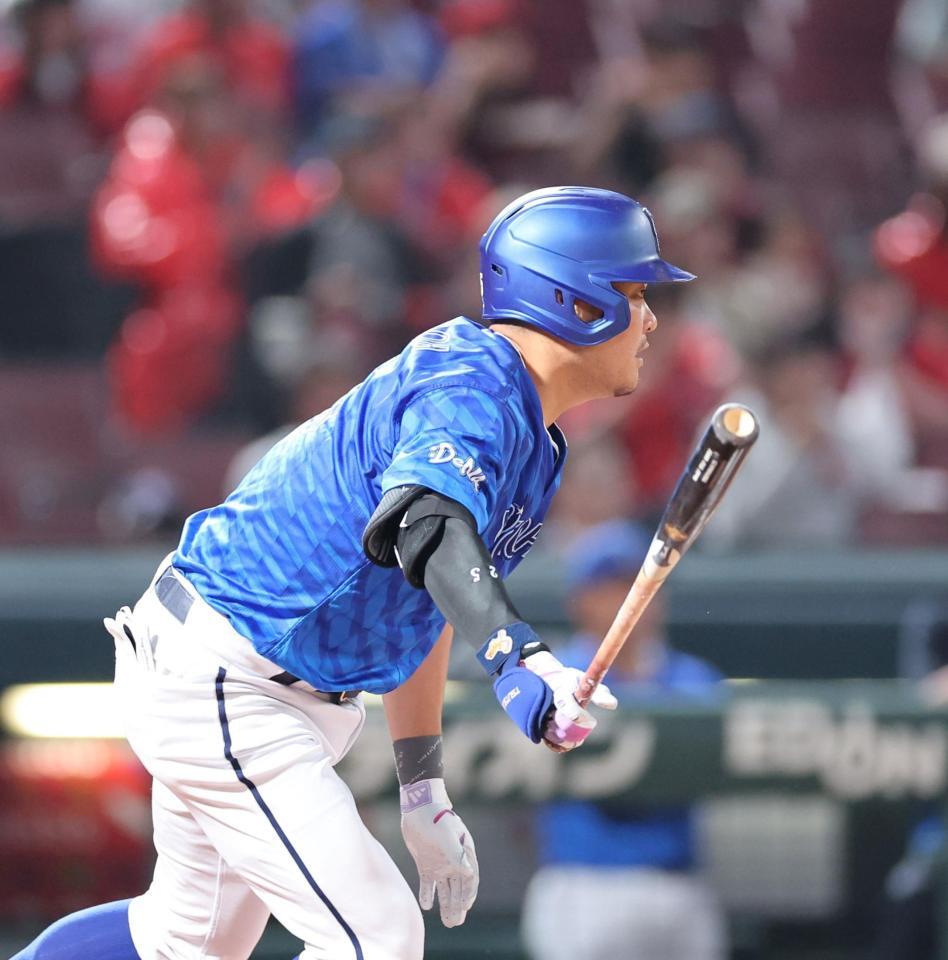 　１回、左前打を放つ筒香（撮影・市尻達拡）