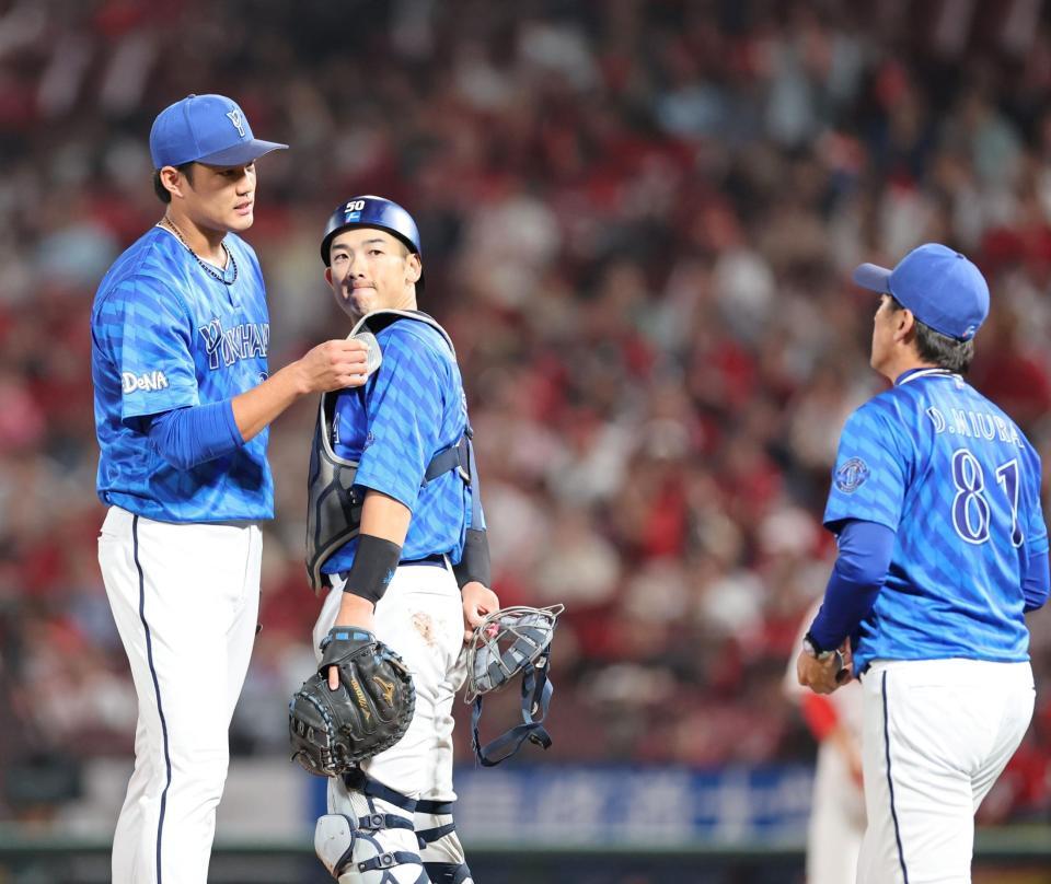 　７回、ピンチを招き、三浦監督に降板を告げられる藤浪（撮影・市尻達拡）